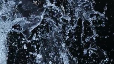 Super Slow Motion shot of Side Water Splash Kara Arkaplanda izole edildi. 4K Çözünürlükte Yüksek Hız Sinema Kamerası ile Çekim.