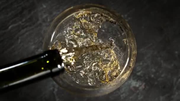 Super Slow Motion Shot Pouring White Wine Glass Στα 1000Fps — Αρχείο Βίντεο