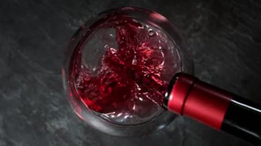 Süper Yavaş Çekim: Kırmızı Şarabı Bardağa 1000fps hızla dök. 4K 'da Yüksek Hız Sinema Kamerası ile çekildi.