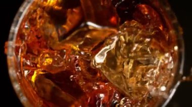 Super Slow Motion shot of Ice Cube 'un 1600 metrede viskiye düşüşü, Top View. 4K 'da Yüksek Hız Sinema Kamerası ile çekildi..