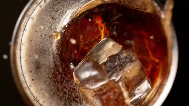 超级慢动作速度慢冰块倒入一杯新鲜可乐饮料中 每杯1000英磅 以4K高速电影摄影机拍摄 — 图库视频影像