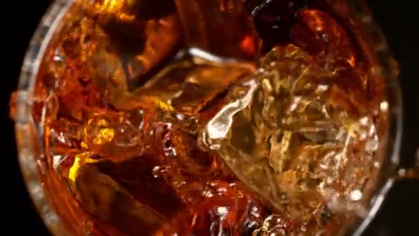Super Slow Motion Shot Ice Cube 1600 Metrede Viskiye Düşüşü — Stok video
