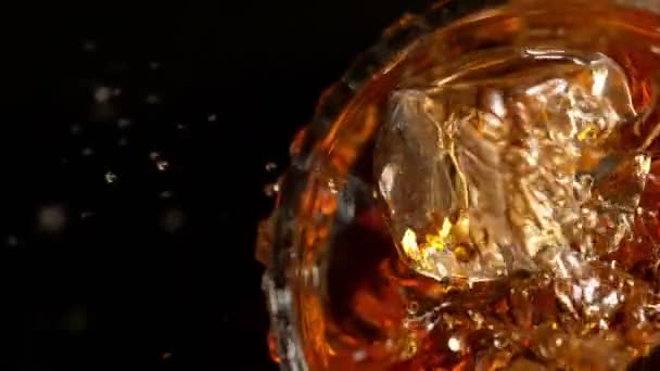Super Slow Motion Shot Ice Cube Falling Whiskey 1000Fps Top — Stock video