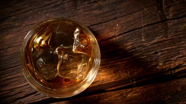 Super Slow Motion Skott Droppe Fallande Glas Whisky Med Isbitar — Stockvideo