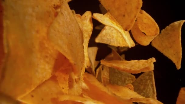 Tiro Cámara Súper Lenta Chips Tortilla Voladores Hacia Cámara Fondo — Vídeos de Stock