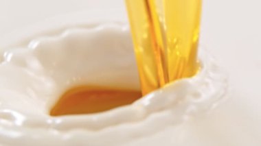 Süper Yavaş Çekim Çekim: Yağlı Altın Yağı Krema 'ya 1000fps hızla döküp sıçratma. 4K Çözünürlükte Yüksek Hız Sinema Kamerasında Çekim.