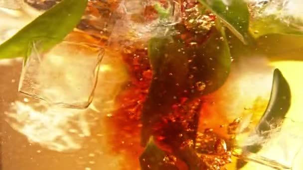 Super Slow Motion Shot Pouring Tea Whirl Zielonymi Liśćmi Kostkami — Wideo stockowe