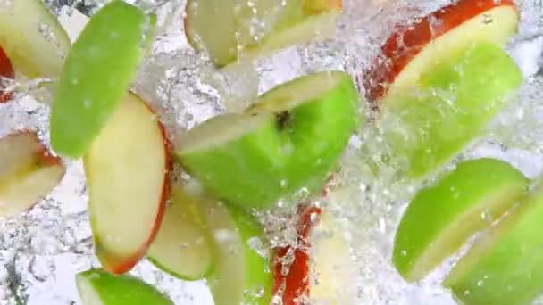 Super Slow Motion Shot Red Green Apple Cuts Falling Splashing — Vídeo de Stock