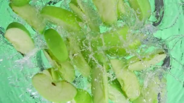 Super Slow Motion Shot Green Apple Cuts Falling Splashing Water — Vídeo de Stock