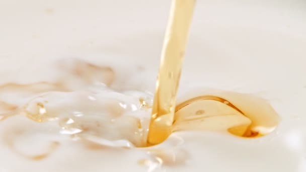 Super Slow Motion Skott Hälla Och Stänk Glossy Golden Oil — Stockvideo