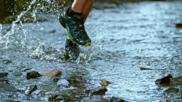 Super Pomalý Pohyb Detail Shot Man Běží Přes Řeku Při — Stock video