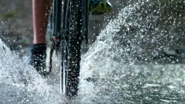 Super Pomalý Pohyb Detail Shot Man Mountain Bike Crossing River — Stock video