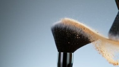 Süper Yavaş Makyaj Fırçaları Çekimi Birbirlerine Dokunur ve 1000 Fps 'lik Toz Parçacıkları Yapar. 4K 'da Yüksek Hız Sinema Kamerası ile çekildi.