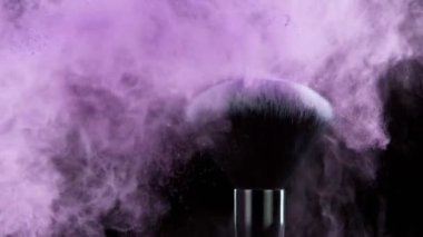 Süper Yavaş Çekim Makyaj Fırçası ve Mor Toz Sallaması 1000 fps 'de. 4K 'da Yüksek Hız Sinema Kamerası ile çekildi.