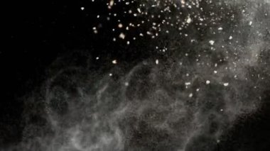 1000 fps hızla Kahverengi Makyaj Tozu Patlaması Süper Yavaş Çekimi. 4K 'da Yüksek Hız Sinema Kamerası ile çekildi.