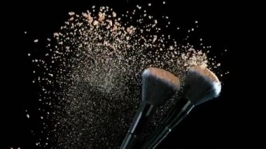 Süper Yavaş Hareketli Uçan ve Dönen Makyaj Fırçaları ve Kahverengi Toz Çekimi. 4K 'da Yüksek Hız Sinema Kamerasında Çekim.