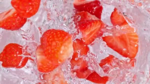 超级慢镜头的草莓掉入水漩涡1000发 以4K高速电影摄影机拍摄 — 图库视频影像