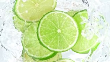 1000 fps hızla suya düşen limon dilimlerinin süper yavaş çekim sahnesi. 4K 'da Yüksek Hız Sinema Kamerası ile çekildi..