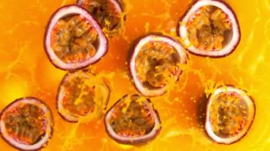 Düşen Marakuja 'nın Süper Yavaş Çekimi 300 metrede Taze Meyve Suyu Sıvısına Kesiyor. 4K 'da Yüksek Hız Sinema Kamerası ile çekildi..