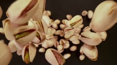 Taze kavrulmuş fıstıklı fındıklı süper yavaş çekim 1000 fp hızla kameraya doğru uçuyor. 4K 'de yüksek hızlı sinema kamerasında filme alındı..