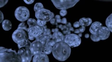 Süper Yavaş Hareket Detaylı Uçan Taze Yabanmersini Çekimi. Kameraya doğru, 300 fps. 4K 'da Yüksek Hız Sinema Kamerası ile çekildi..