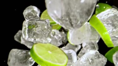 Süper Yavaş Hareketli Kireç dilimleri ve Buz Küpleri 1.000 fps hızla kameraya doğru uçuyor. 4K Çözünürlükte Yüksek Hız Sinema Kamerası ile Çekim.