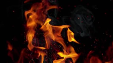 Süper Yavaş Çekim Alevler, Duman ve Kıvılcımlar, Kara Arkaplan 'da izole edildi. Yüksek Hız Sinema Kamerası ile 4K çözünürlükte çekilmiştir.
