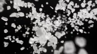 Süper Yavaş Hareket Detaylı Tuz Atışı. Kameraya doğru 1000fps hızla uçuyor. 4K Çözünürlükte Yüksek Hız Sinema Kamerasında Çekim.