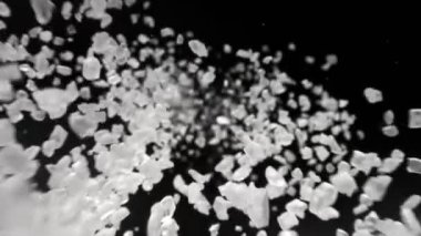 Süper Yavaş Hareket Detaylı Tuz Atışı. Kameraya doğru 1000fps hızla uçuyor. 4K Çözünürlükte Yüksek Hız Sinema Kamerasında Çekim.