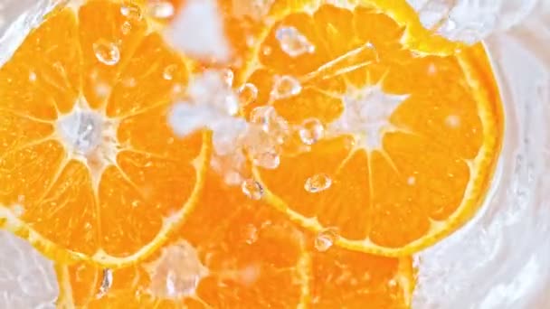 Super Pomalý Pohyb Záběr Pomerančových Plátků Padajících Vodní Víry Při — Stock video
