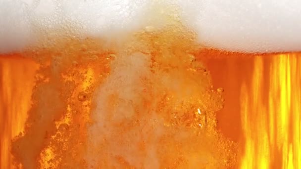 Super Slow Motion Shot Verter Cerveza Fresca Vidrio Con Espuma — Vídeo de stock