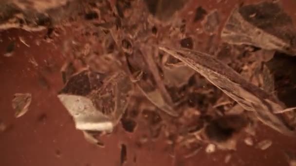 Super Slow Motion Detail Shot Van Rauwe Chocoladebrokken Die Naar — Stockvideo
