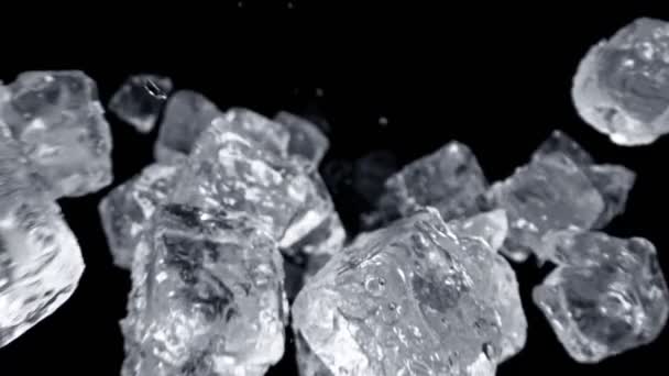 Super Slow Motion Shot Ice Cubes Volando Hacia Cámara 1000Fps — Vídeos de Stock