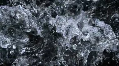 Süper Yavaş Su Sıçratma Çekimi Siyah Arkaplan 'da 1000 fp' de izole edildi. 4K 'da yüksek hızlı sinema kamerası ile çekildi..