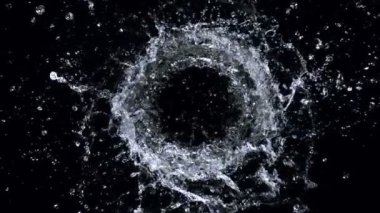 Dönen Su Halkası 'nın Süper Yavaş Çekimi. Kameraya doğru hareket ediyor. 4K 'da Yüksek Hız Sinema Kamerası ile çekildi..