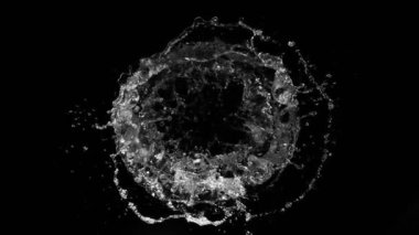 Dönen Su Halkası 'nın Süper Yavaş Çekimi. Kameraya doğru hareket ediyor. 4K 'da Yüksek Hız Sinema Kamerası ile çekildi..