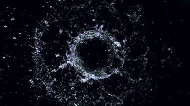 Dönen Su Halkası 'nın Süper Yavaş Çekimi. Kameraya doğru hareket ediyor. 4K 'da Yüksek Hız Sinema Kamerası ile çekildi..