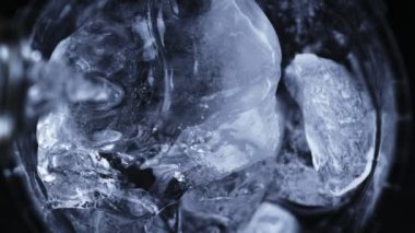 Super Slow Motion Detail shot 'ı. Buz küplerine 1000 fps' den votka dökülüyor. 4K Çözünürlükte Yüksek Hız Sinema Kamerası ile Çekim.