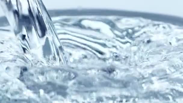 Super Slow Motion Shot Des Gießens Und Spritzens Von Wasser — Stockvideo