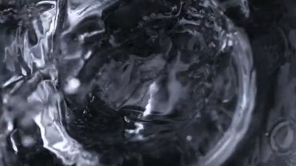 Super Slow Motion Macro Shot Van Ice Cube Vallen Glas — Stockvideo