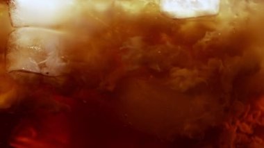 Süper Yavaş Çekim Krema ya da Sütlü Buzlu Kahve Kasırgası. 4K 'da yüksek hızlı sinema kamerası ile çekildi...