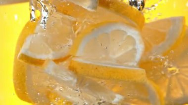 Süper Yavaş Çekim Taze Limon Dilimleri Su Girdabına 1000 fp hızla düşüyor. 4K 'da yüksek hızlı sinema kamerasıyla çekildi..