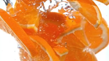 Süper Yavaş Çekim Taze Portakal Dilimleri Su Girdabına 1000 fps hızla düşüyor. 4K 'da yüksek hızlı sinema kamerasıyla çekildi..