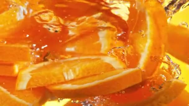 Super Ralenti Prise Vue Tranches Orange Fraîche Tombant Dans Vortex — Video