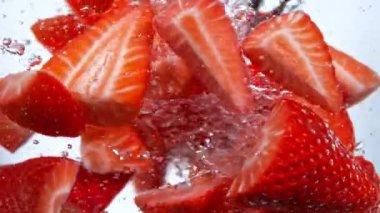 Su Girdabına 1000 fp hızla düşen Süper Yavaş Çilek Çekimi. 4K 'da yüksek hızlı sinema kamerasıyla çekildi..