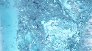 Süper Yavaş Hareket Ayrıntılı Su Fırtınası Açık Mavi Arkaplan 'da 300 metrede. 4K 'da Yüksek Hız Sinema Kamerası ile çekildi..