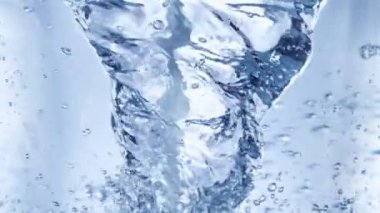 Süper Yavaş Hareket Ayrıntılı Su Fırtınası Açık Mavi Arkaplan 'da 300 metrede. 4K 'da Yüksek Hız Sinema Kamerası ile çekildi..