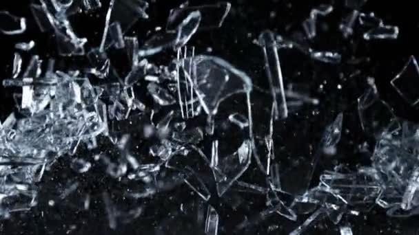 Super Slow Motion Shot Flying Shattering Glass Shards Aislado Negro — Vídeo de stock