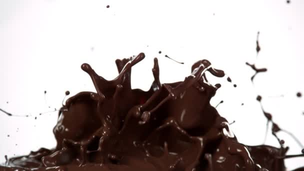 Super Slow Motion Shot Splashing Gesmolten Chocolade Geïsoleerd Witte Achtergrond — Stockvideo