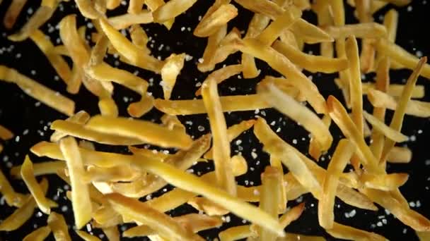 Süper Yavaş Çekim Patates Kızartması Tuzlu Uçan Tuz Kamerası Siyahta — Stok video